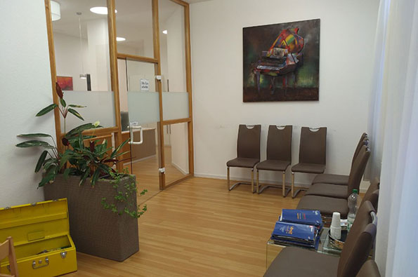 Wartezimmer für Patienten der HNO Praxis Mangin